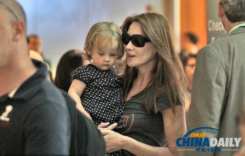 　　当地时间2013年7月30日，美国佛州迈阿密，法国前总统萨科齐与妻子布吕尼带着女儿朱莉娅和儿子奥雷利安现身迈阿密机场。