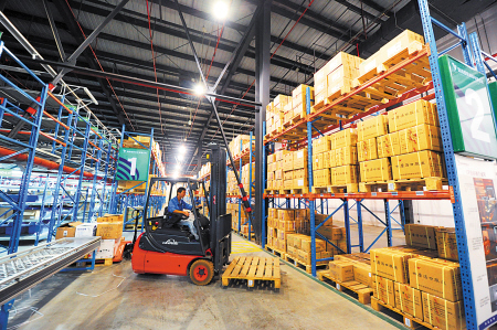 即将出台的《关于促进现代物流产业发展的扶持办法》将有效促进长沙现代物流业向标准化、信息化、立体化发展。图为国药控股湖南有限公司的现代化仓库。余志雄摄