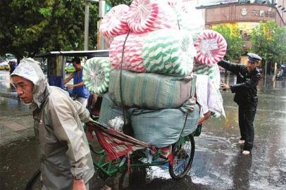 交警雨中赤脚指挥交通 过往司机挥手致敬(图)