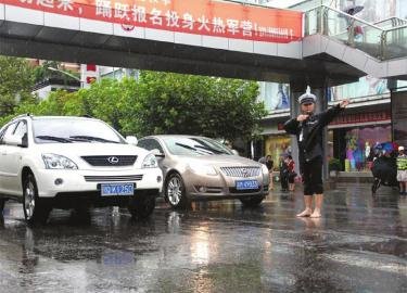 交警雨中赤脚指挥交通 过往司机挥手致敬(图)