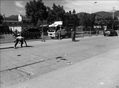 母亲抱女婴人行道上被撞飞 12岁儿子目睹车祸