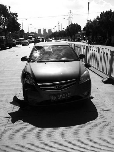 母亲抱女婴人行道上被撞飞 12岁儿子目睹车祸