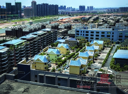 衡阳市石鼓区永兴家居广场的楼顶排列着25栋别墅，极为壮观。图/记者李坤
