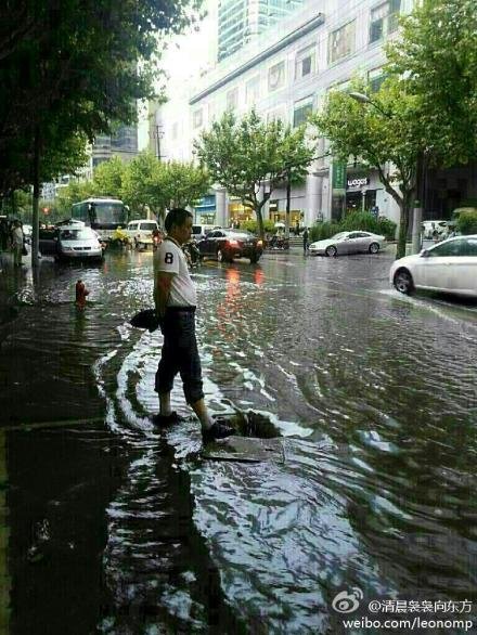 上海男子暴雨中守护排水窖井口感动网友(图)