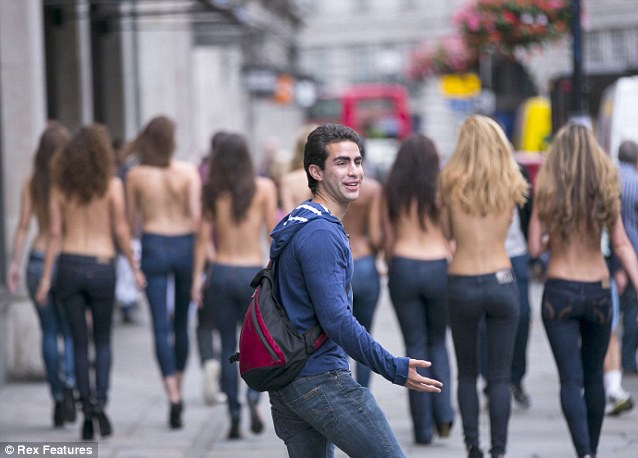 英女子穿露背无带胸罩招摇过市引围观