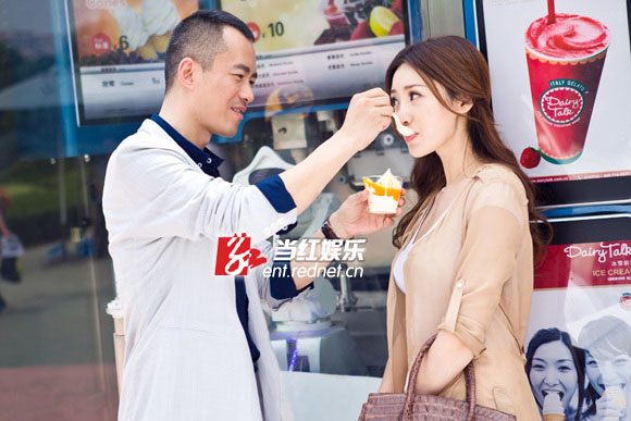 邱启明喂柳岩冰淇淋甜蜜十足