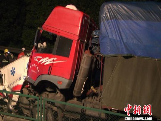 京昆高速四川广元段发生连环车祸致3死2伤