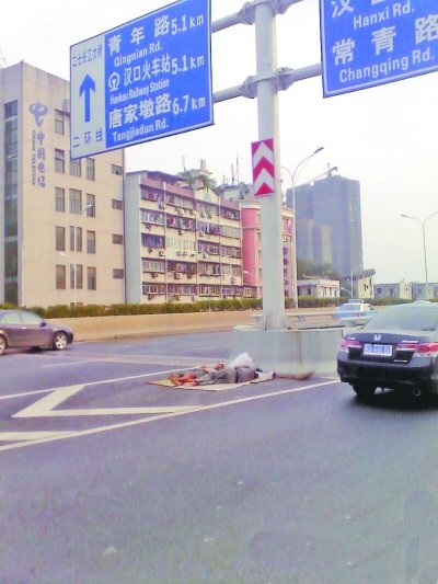 男子乘凉把床搬上高架桥 车辆飞驰依然酣睡(图)