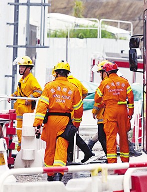 消防搜救队人员接报后赴地盘拯救。来源 香港《文汇报》