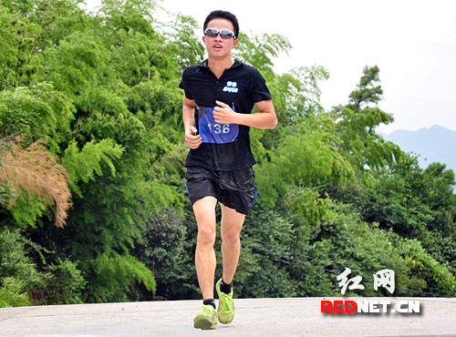 来自长沙跑步爱好者群的张友青以42分钟的最佳成绩晋级复赛。