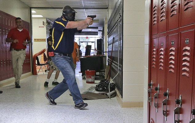 据英国《每日邮报》7月31日报道，美国阿肯色州的克拉克斯维尔高中正在如火如荼地展开一项角色扮演训练，防备日益严重的校园枪击威胁。不出所料，此举引发了强烈争议。