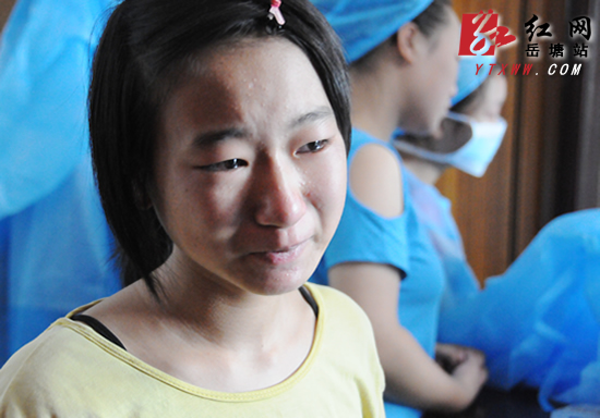 家猪发疯 赶猪人被撞入滚烫潲水锅(图)