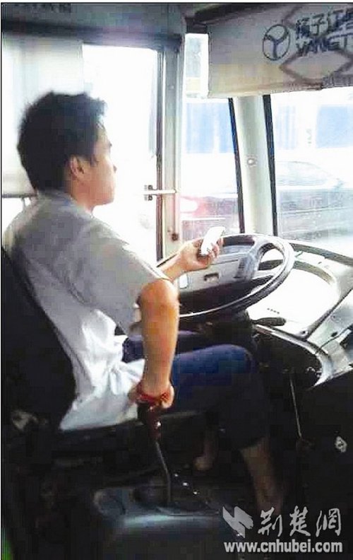 公交司机边开车边玩手机 乘客全程提心吊胆(图)