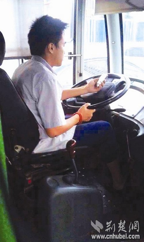 公交司机边开车边玩手机 乘客全程提心吊胆(图)