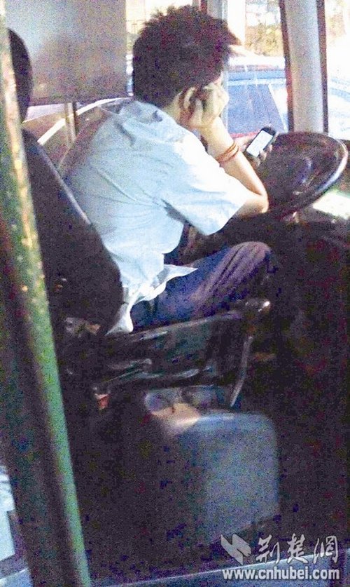 公交司机边开车边玩手机 乘客全程提心吊胆(图)