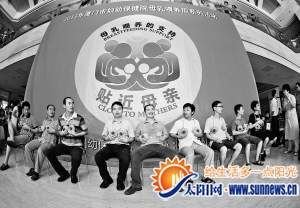 准爸爸玩“快闪”“奶”孩子。通讯员 陈海峰 摄