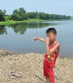 男孩救人被拉入深水 为避免同伴遇险甩开援手