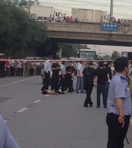 无锡男持刀劫持人质被击毙 现场围观者众多[组图]。8月3日下午，一男子在无锡惠山玉祁持刀劫持一女子，在警方数小时劝解无效后，犯罪嫌疑人被当场击毙，人质安全获救。记者从无锡警方获悉，犯罪嫌疑人此前曾多次敲诈人质，此番劫持举动系犯罪嫌疑人敲诈未遂，怒意之下而为。据悉，目前案情正在进一步调查中。