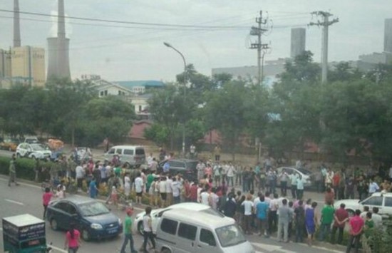 无锡男持刀劫持人质被击毙 现场围观者众多[组图]。8月3日下午，一男子在无锡惠山玉祁持刀劫持一女子，在警方数小时劝解无效后，犯罪嫌疑人被当场击毙，人质安全获救。记者从无锡警方获悉，犯罪嫌疑人此前曾多次敲诈人质，此番劫持举动系犯罪嫌疑人敲诈未遂，怒意之下而为。据悉，目前案情正在进一步调查中。