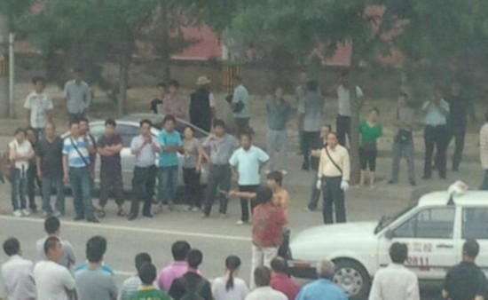 无锡男持刀劫持人质被击毙 现场围观者众多[组图]。8月3日下午，一男子在无锡惠山玉祁持刀劫持一女子，在警方数小时劝解无效后，犯罪嫌疑人被当场击毙，人质安全获救。记者从无锡警方获悉，犯罪嫌疑人此前曾多次敲诈人质，此番劫持举动系犯罪嫌疑人敲诈未遂，怒意之下而为。据悉，目前案情正在进一步调查中。