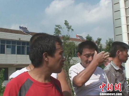 运石子货车侧翻压埋俩少年路人徒手刨石堆救人