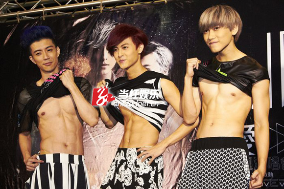 JPM“爱进化”巡回演唱会开唱 大秀肌肉