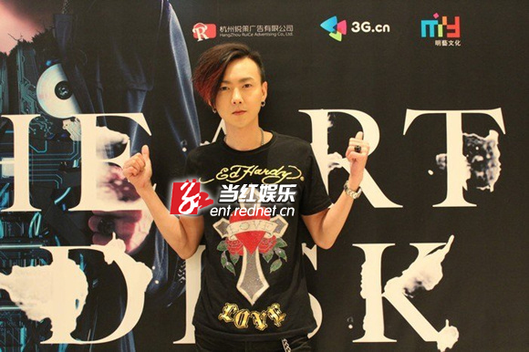 黄义达成都签售集聚短裤美女