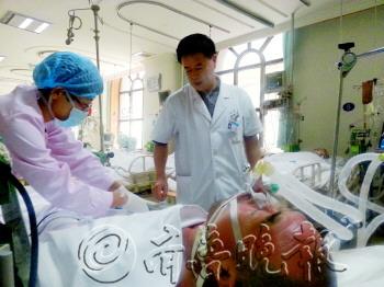 6日,烟台毓璜顶医院的医护人员正在为热射病患者做检查。本报记者　宋佳　摄