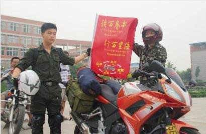 父亲为培养儿子独立 两人骑车24 天到达拉萨