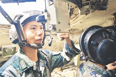 胡石山在组织训练。许地理摄