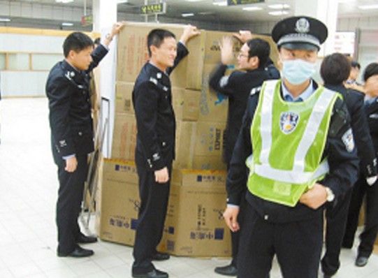 图：鲁岩和同事曾遇见一名内地孕妇在预备出境时临盆，他们便以纸箱搭建起“临时产房”。香港《大公报》数据图片