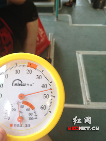 下午两点，温度计显示车内温度接近45℃ 。