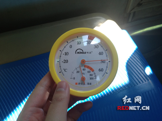 下午两点，温度计显示靠近公交车座椅的温度为49℃ 。