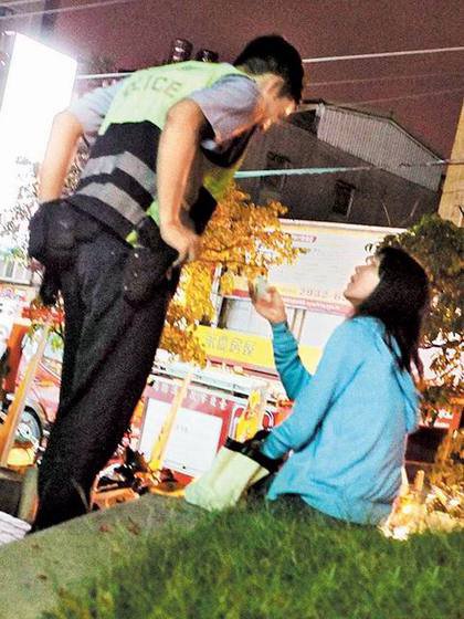 男子趁妻子熟睡攀爬楼体找情人 坠楼身亡(图)