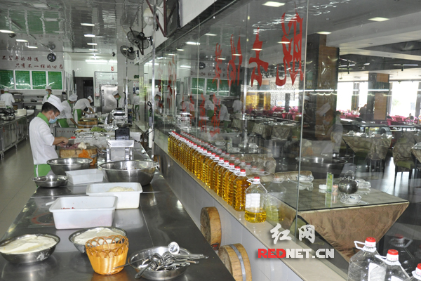 长沙绿草地餐厅，厨房和宴会大厅仅一层玻璃之隔。