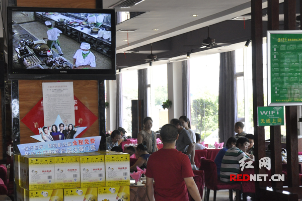 消费者一边享用美食，一边可以观看厨房做菜“直播”。