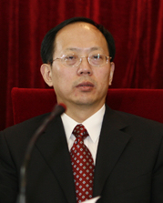 苟仲文,男,汉族,1957年6月生,甘肃镇原人,1976年4月入党,1974年3月参加工作,在职研究生毕业(电子科技大学管理学院管理科学与工程专业),管理学博士,研究员级高级工程师。