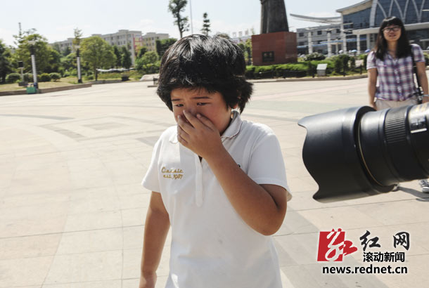 徒步25天女童回家了 亲友在火车站举横幅迎接
