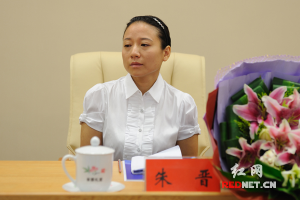 报告团成员、李杨同志的妻子朱晋。