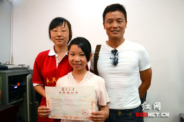 肖帅莹同学（左一）现场获得笑星周卫星（右一）的捐助。