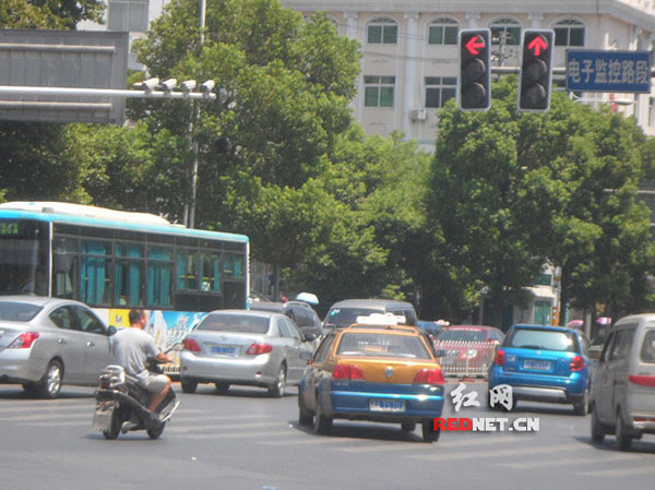 中午11:40许，长沙麓山路和新民路交叉路口一辆电动车闯红灯而过。