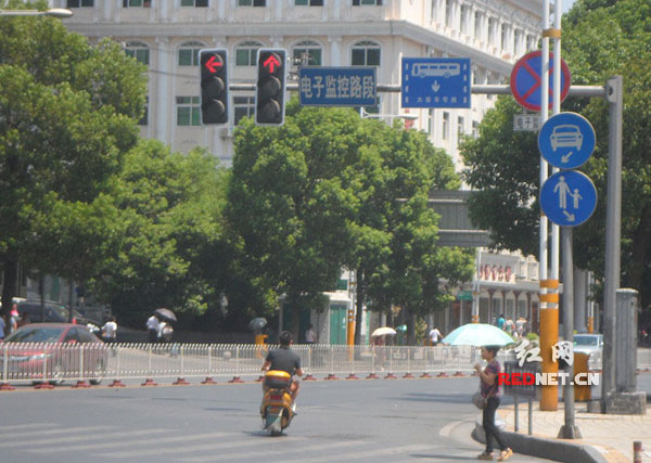中午11:50许，长沙麓山路和新民路交叉路口一辆电动车趁无人闯红灯而行。