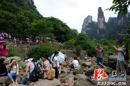 武陵源区全面抓好高温天气旅游安全秩序