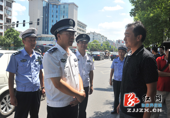 胡志文为一线执勤交警为送去清凉(组图)