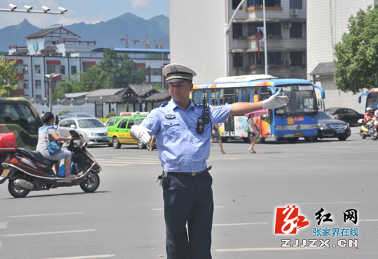 胡志文为一线执勤交警为送去清凉(组图)