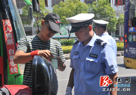 胡志文为一线执勤交警为送去清凉(组图)