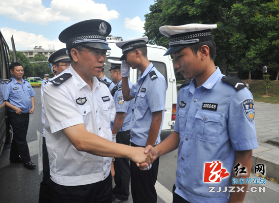 胡志文为一线执勤交警为送去清凉(组图)