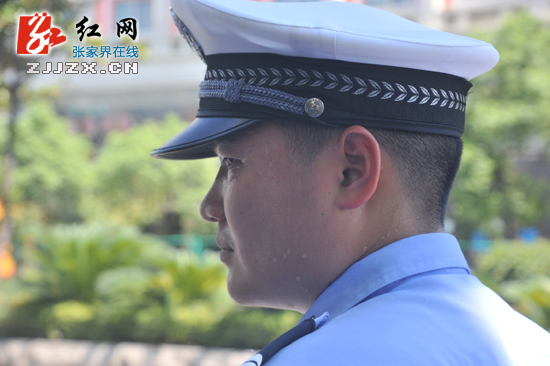 胡志文为一线执勤交警为送去清凉(组图)