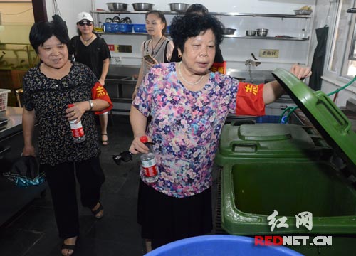 首批食品安全监督员正式“挂证上岗”