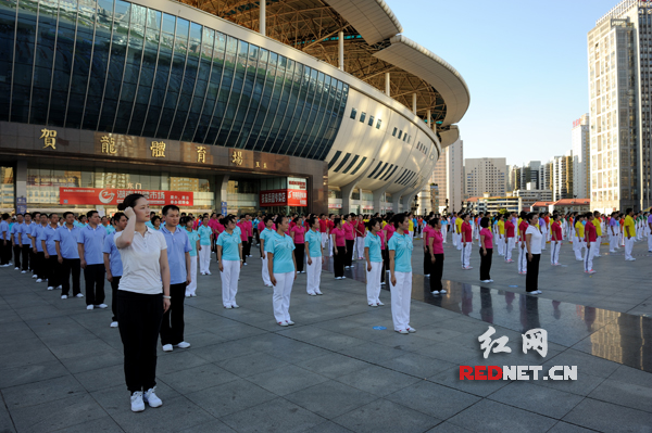 8日下午,700多位运动员在长沙贺龙体育中心东广场展示第九套广播体操。